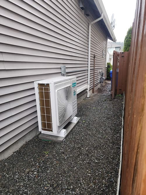 Side view of Hisense heat pump located in Covington, WA
